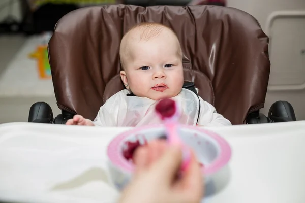 Niña comiendo remolacha — Foto de Stock