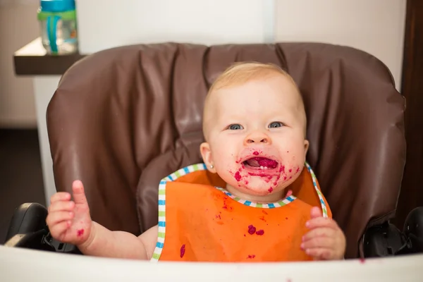 Baby flicka äter rödbetor hemma — Stockfoto