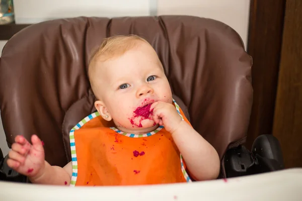 Baby flicka äter rödbetor hemma — Stockfoto