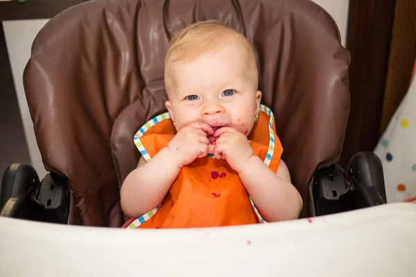 Baby flicka äter rödbetor hemma — Stockfoto