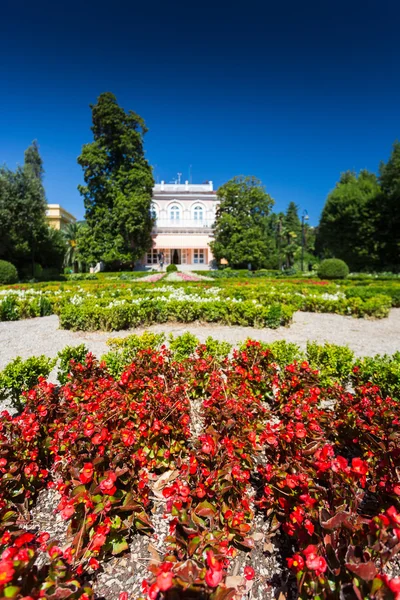 Villa Angiolina y parque circundante — Foto de Stock