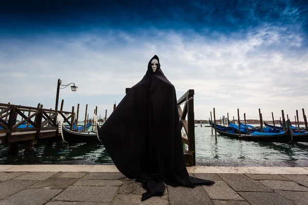 Mulher em escuro halloween como traje — Fotografia de Stock