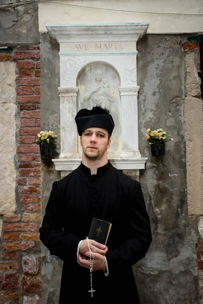 Young priest in venice — Stock Photo, Image