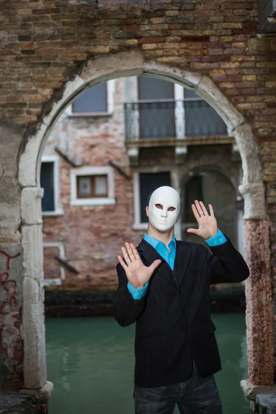 Zakenman met masker — Stockfoto