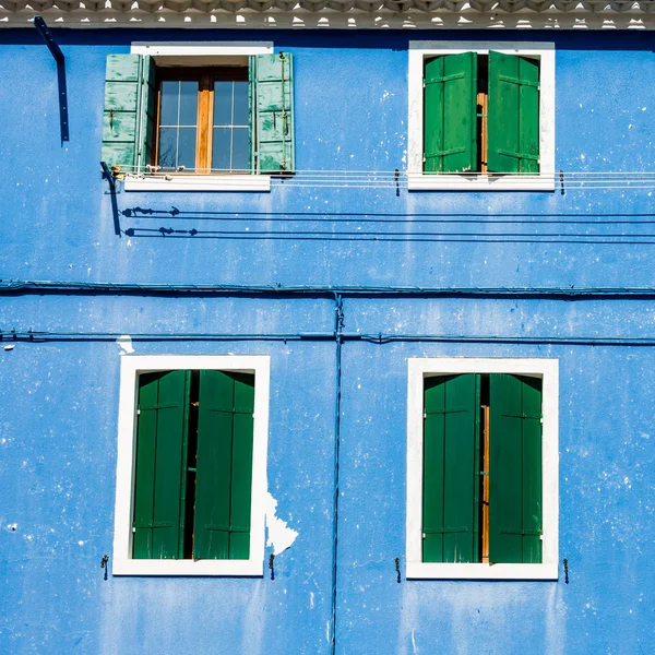 Antigua pared con ventanas —  Fotos de Stock