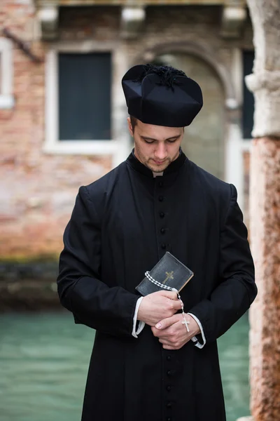 Jovem sacerdote em Veneza — Fotografia de Stock