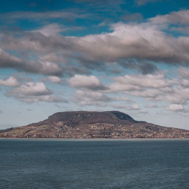Balaton Gölü Badacsony Tepesi ve bulutlu gökyüzü