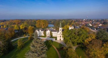 Martonvasar 'daki Brunszvik Kalesi' nin hava görüntüsü