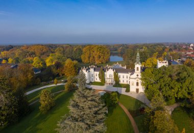 Martonvasar 'daki Brunszvik Kalesi' nin hava görüntüsü