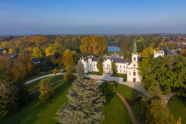 Martonvasar 'daki Brunszvik Kalesi' nin hava görüntüsü