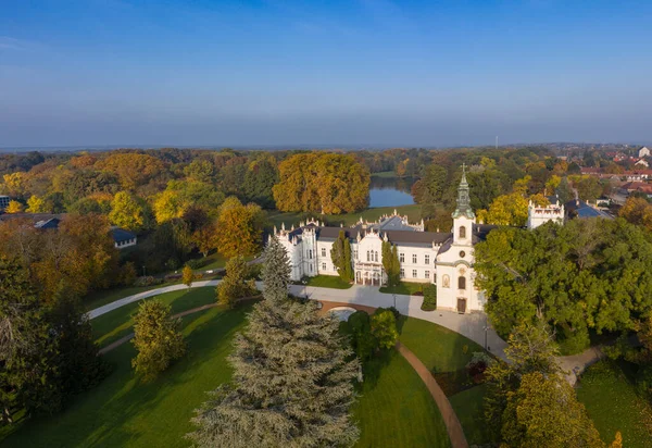 Martonvasar 'daki Brunszvik Kalesi' nin hava görüntüsü