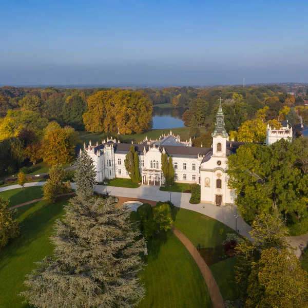 Martonvasar 'daki Brunszvik Kalesi' nin hava görüntüsü