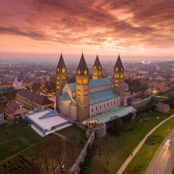 Gyönyörű Kilátás Pécsi Templomra Jogdíjmentes Stock Képek