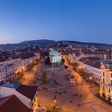 Gökyüzü manzaralı güzel Pecs ve noel ışıkları