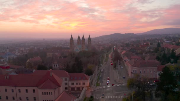 Légi Felvétel Székesegyházról Pécsett Gyönyörű Naplementével — Stock videók