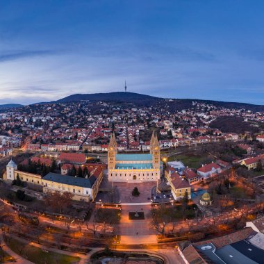 Geceleri Pecs 'deki Katedral' in hava görüntüsü