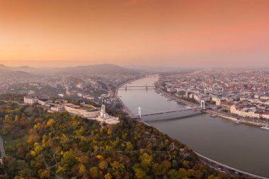 Budapeşte 'nin hava manzaralı güzel gündoğumu