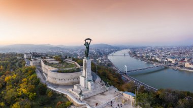Budapeşte 'nin hava manzaralı güzel gündoğumu