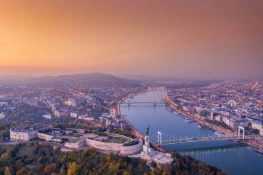 Budapeşte 'nin hava manzaralı güzel gündoğumu