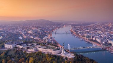 Budapeşte 'nin hava manzaralı güzel gündoğumu