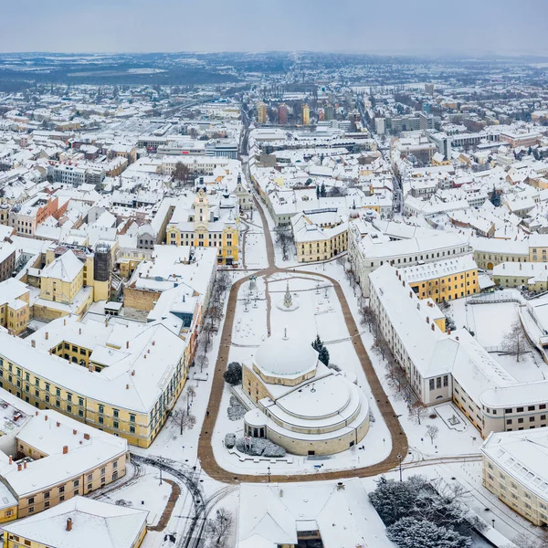 雪の屋根のある冬のハンガリーのペックスの空の景色 — ストック写真