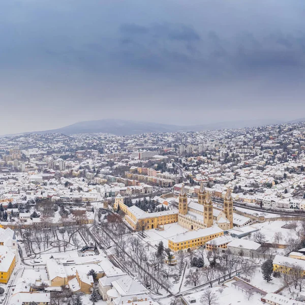 Вид Сверху Печь Венгрия Зимой Заснеженными Крышами — стоковое фото