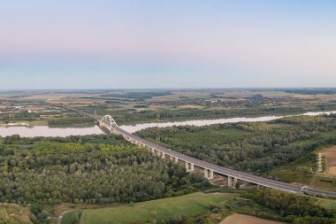 Dunavecse 'yi Kisapostag' e bağlamak için Pentele köprüsü Tuna Nehri üzerinde