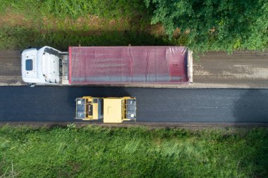 Yol silindirli makinenin havadan çekilmiş fotoğrafı asfaltı yuvarlıyor
