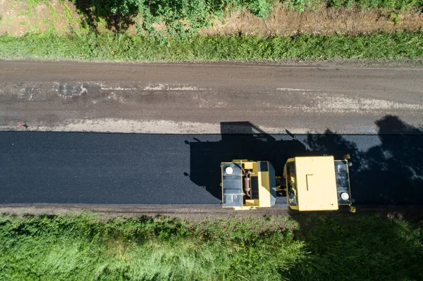 Foto Aérea Máquina Rodillos Carretera Rollos Asfalto —  Fotos de Stock