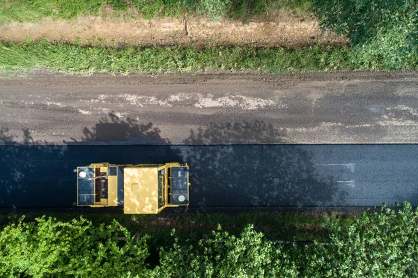 道路ローラーマシンロールアスファルトの空中写真 — ストック写真