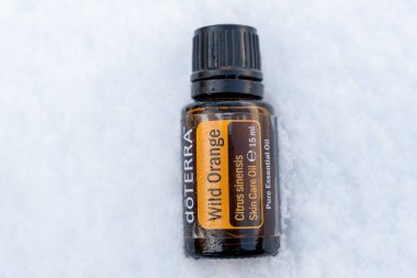 Pecs, Hungray - 25 Ocak 2021 - Günlük kullanım için Doterra Esnecessary Oils 'in resimsel editoryal görüntüsü