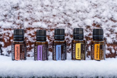 Pecs, Hungray - 25 Ocak 2021 - Günlük kullanım için Doterra Esnecessary Oils 'in resimsel editoryal görüntüsü