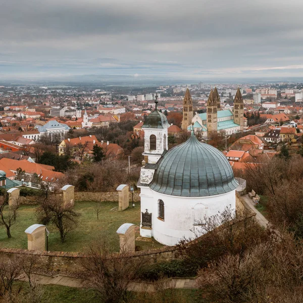 Kaplica Pecs Węgierski Zachmurzonym Niebem — Zdjęcie stockowe