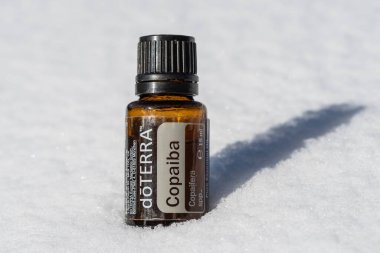 Pecs, Hungray - 25 Ocak 2021 - Günlük kullanım için Doterra Esnecessary Oils 'in resimsel editoryal görüntüsü