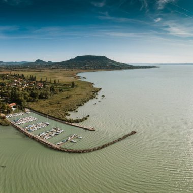 Badacsony ile Balaton Gölü 'nün havadan çekilmiş fotoğrafı.