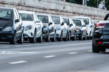 Birçok araba bir yolda ilerliyor.