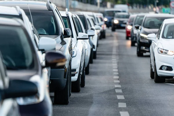 Muchos Coches Que Viajan Una Carretera — Foto de Stock