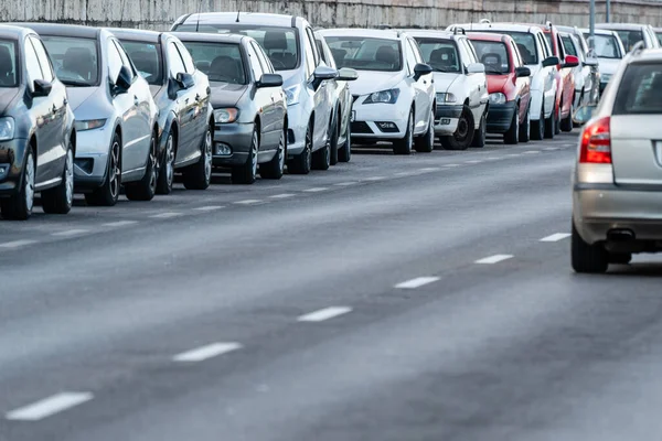 道路を走行する多くの車 — ストック写真