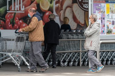 PECS - 27 Mayıs 2020 tarihinde Macaristan 'ın Pecs kentinde yaşlı insanlar alışverişe gider. Coronavirus salgını sırasında herkes maske takmak zorundadır.