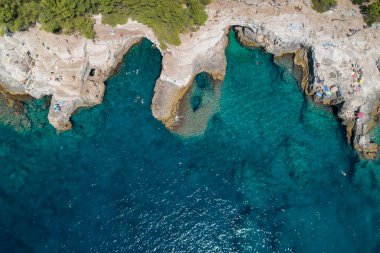 Hırvatistan 'ın Pula kenti yakınlarındaki Rocky plajının hava manzarası