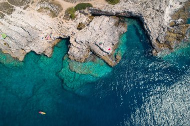 Hırvatistan 'ın Pula kenti yakınlarındaki Rocky plajının hava manzarası