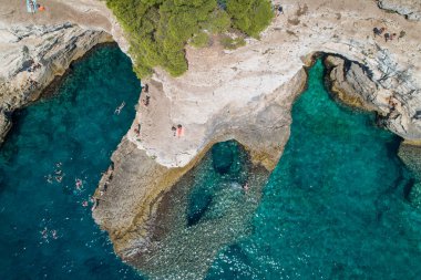 Hırvatistan 'ın Pula kenti yakınlarındaki Rocky plajının hava manzarası