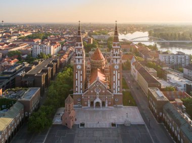 Szeged 'deki Meryem Ana katedralinin adak kilisesi ve katedrali.