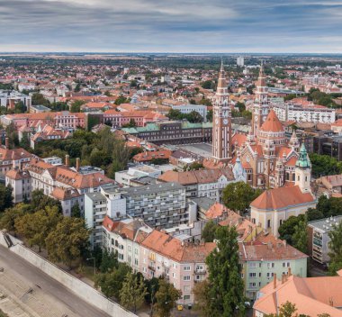 Gökyüzü bulutlu güzel Szeged 'in hava fotoğrafı