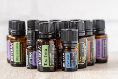 Pecs, Hungray - 27 Şubat 2021 - Günlük kullanım için Doterra Temel Yağ 'ın resimsel editoryal görüntüsü