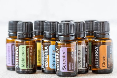 Pecs, Hungray - 27 Şubat 2021 - Günlük kullanım için Doterra Temel Yağ 'ın resimsel editoryal görüntüsü