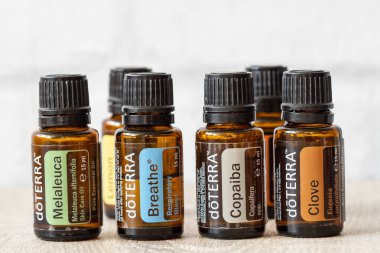 Pecs, Hungray - 27 Şubat 2021 - Günlük kullanım için Doterra Temel Yağ 'ın resimsel editoryal görüntüsü