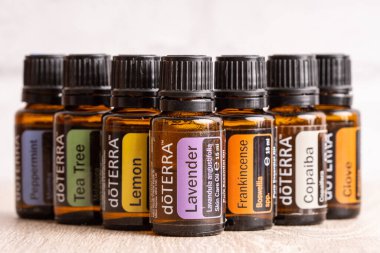 Pecs, Hungray - 27 Şubat 2021 - Günlük kullanım için Doterra Temel Yağ 'ın resimsel editoryal görüntüsü