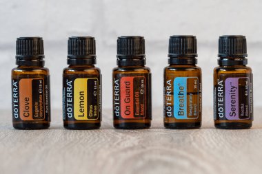 Pecs, Hungray - 27 Şubat 2021 - Günlük kullanım için Doterra Temel Yağ 'ın resimsel editoryal görüntüsü