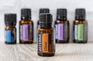 Pecs, Hungray - 27 Şubat 2021 - Günlük kullanım için Doterra Temel Yağ 'ın resimsel editoryal görüntüsü